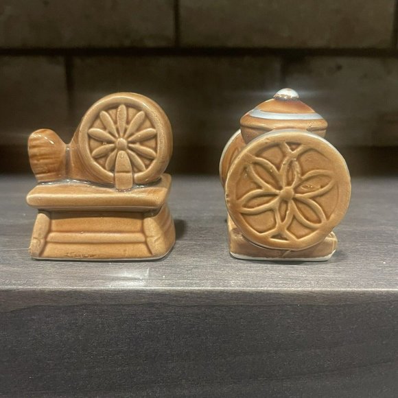 Vintage Spinning Wheel and Coffee Grinder Salt and Pepper Shakers - Enesco Japan - Picture 1 of 9